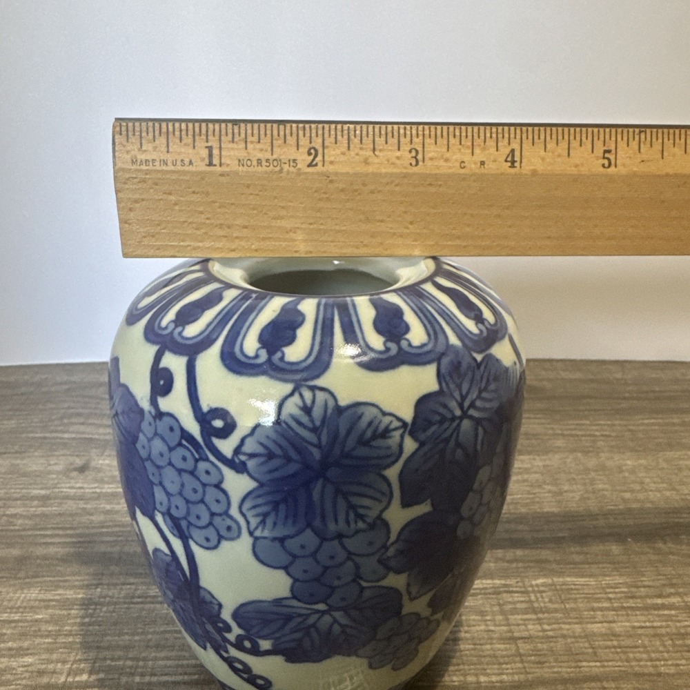 Chinese Blue & White Porcelain Grape Vine Ginger Jar/Vase Made in China - Picture 6 of 7